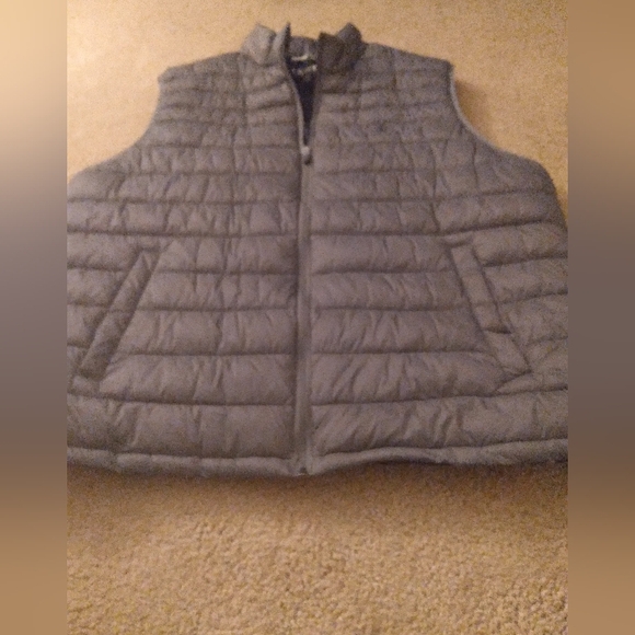 Izod Puffer Vest Quilted Performance XL NWOT Gorpcore Camping Fishing - Picture 2 of 7